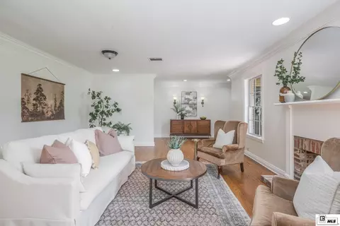 Living - 2014 Pargoud Blvd, Monroe, LA 71201 photo 2 of 6