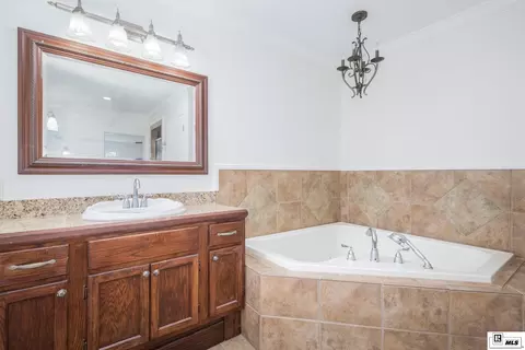 Bath - 2014 Pargoud Blvd, Monroe, LA 71201 photo 2 of 4