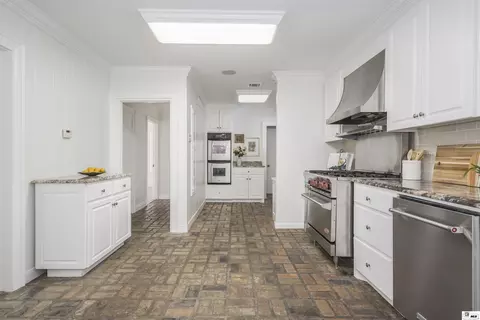 Kitchen - 2014 Pargoud Blvd, Monroe, LA 71201 photo 3 of 3