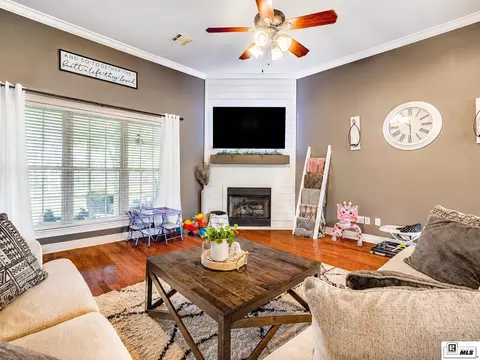 Living - 121 Medalist St, Monroe, LA 71203 photo 4 of 4