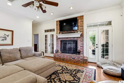 Living - 424 E Frenchmans Bend Rd, Monroe, LA 71203 photo 1 of 2