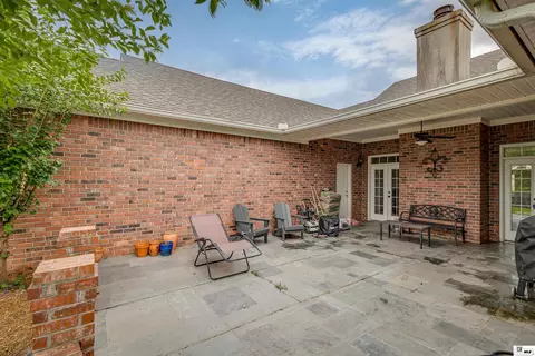 Exterior - 424 E Frenchmans Bend Rd, Monroe, LA 71203 photo 3 of 6