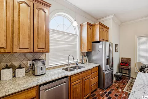 Kitchen - 424 E Frenchmans Bend Rd, Monroe, LA 71203 photo 3 of 4