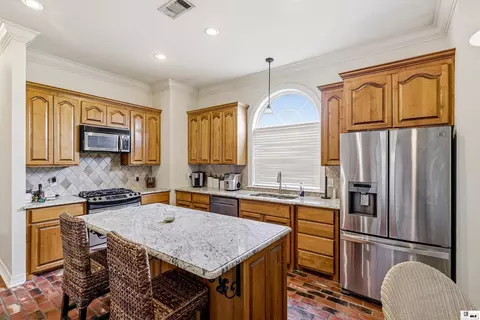 Kitchen - 424 E Frenchmans Bend Rd, Monroe, LA 71203 photo 2 of 4
