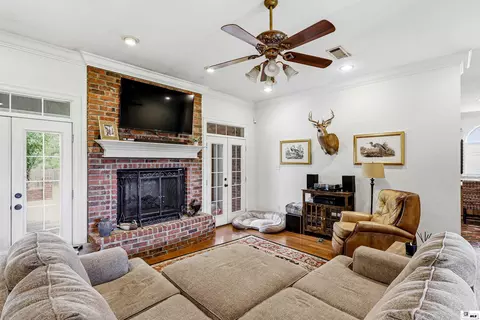 Living - 424 E Frenchmans Bend Rd, Monroe, LA 71203 photo 2 of 2