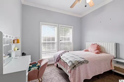 Bedroom - 424 E Frenchmans Bend Rd, Monroe, LA 71203 photo 3 of 4