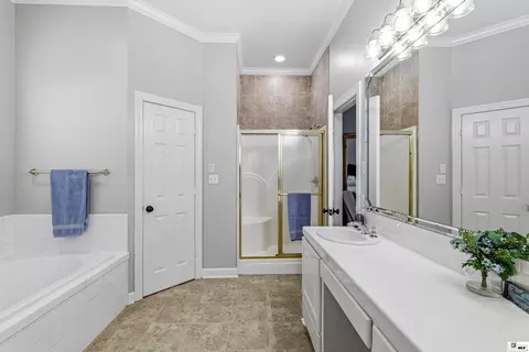 Bath - 100 E Bend Pl, Monroe, LA 71201 photo 3 of 5