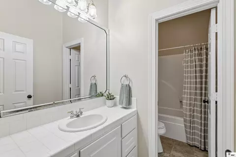 Bath - 100 E Bend Pl, Monroe, LA 71201 photo 4 of 5