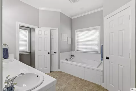 Bath - 100 E Bend Pl, Monroe, LA 71201 photo 1 of 5