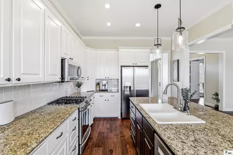 Kitchen - 100 E Bend Pl, Monroe, LA 71201 photo 3 of 5