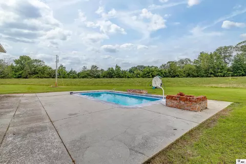 Exterior - 410 Seals Pl, Monroe, LA 71203 photo 5 of 8