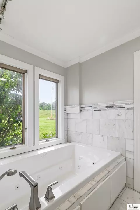 Bath - 410 Seals Pl, Monroe, LA 71203 photo 7 of 10