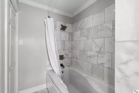 Bath - 410 Seals Pl, Monroe, LA 71203 photo 5 of 10