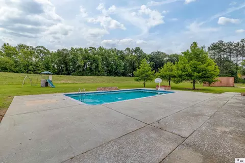 Exterior - 410 Seals Pl, Monroe, LA 71203 photo 6 of 8