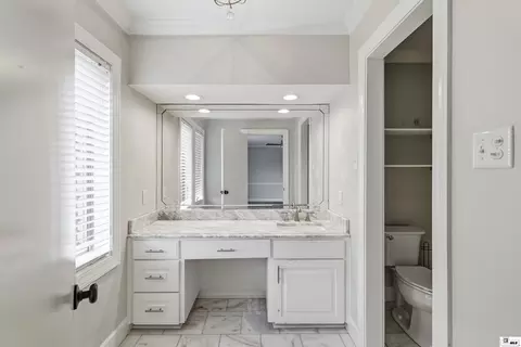 Bath - 410 Seals Pl, Monroe, LA 71203 photo 4 of 10