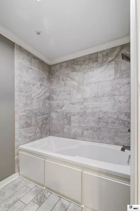 Bath - 410 Seals Pl, Monroe, LA 71203 photo 2 of 10