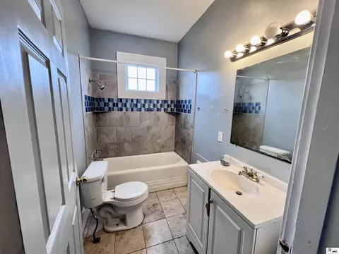 Bath - 706 Bres Ave, Monroe, LA 71201 photo 1 of 1