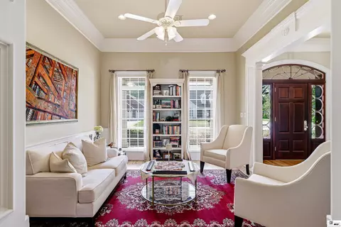 Living - 4 Melrose Ct, Monroe, LA 71203 photo 2 of 3