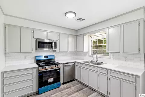 818 E Rimes Cir, Monroe, LA 71201 photo 4