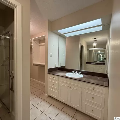 Bath - 2305 N Vienna St, Ruston, LA 71270 photo 2 of 3