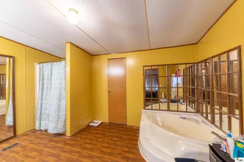 Bath - 7796 Jackson Dr, Collinston, LA 71229 photo 2 of 4