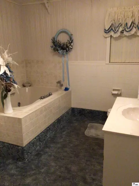 Bath - 1853 Thomas St, Marion, LA 71260 photo 4 of 5