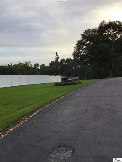 Exterior - 1853 Thomas St, Marion, LA 71260 photo 5 of 9