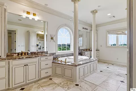 Bath - 940 Lonewa Rd, Monroe, LA 71203 photo 4 of 6