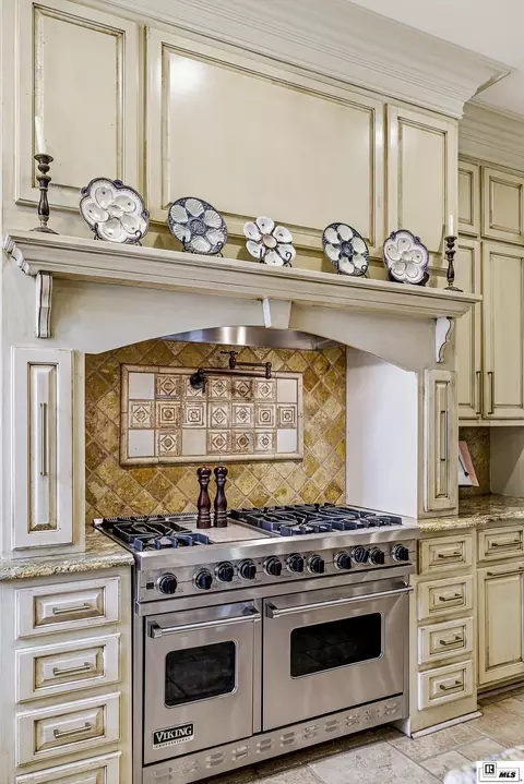 Kitchen - 940 Lonewa Rd, Monroe, LA 71203 photo 4 of 7