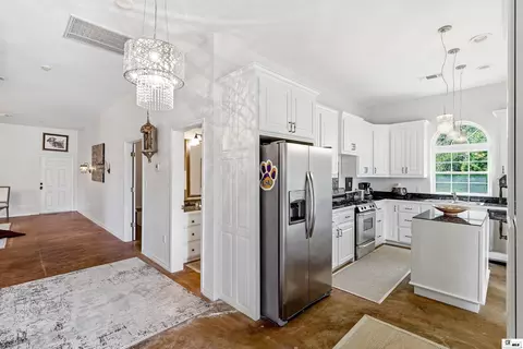 Entry Way - 940 Lonewa Rd, Monroe, LA 71203 photo 4 of 6