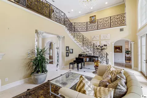 Living - 940 Lonewa Rd, Monroe, LA 71203 photo 6 of 8