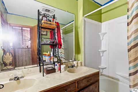 Bath - 910 Larche Ln, Bastrop, LA 71220 photo 6 of 6