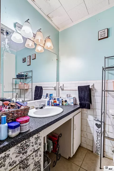Bath - 910 Larche Ln, Bastrop, LA 71220 photo 1 of 6