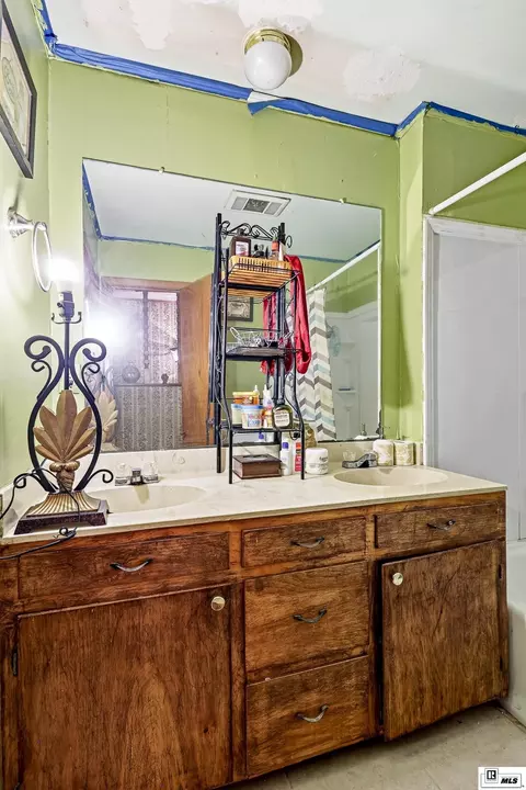 Bath - 910 Larche Ln, Bastrop, LA 71220 photo 5 of 6