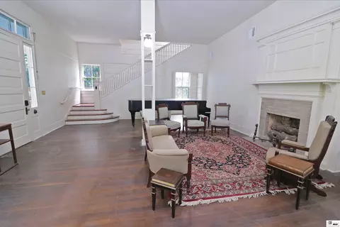 Living - 1202 Riverside Dr, Monroe, LA 71201 photo 2 of 4