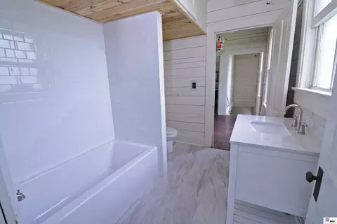 Bath - 1202 Riverside Dr, Monroe, LA 71201 photo 4 of 4