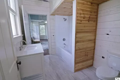 Bath - 1202 Riverside Dr, Monroe, LA 71201 photo 3 of 4