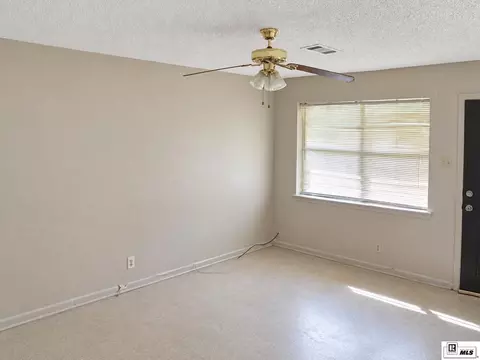 Living - 212 Eisenhower Dr, Monroe, LA 71203 photo 4 of 4