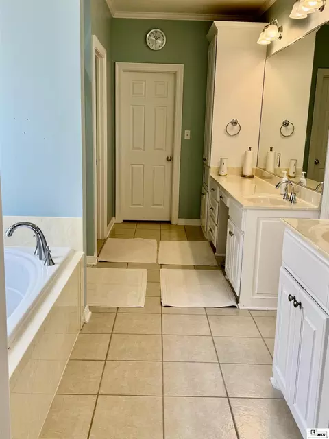 Bath - 2960 Deborah Dr, Monroe, LA 71201 photo 4 of 11
