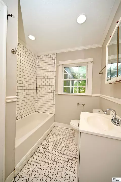 Bath - 105 N Pinecrest Dr, Ruston, LA 71270 photo 2 of 3