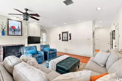 Living - 3375 Deborah Dr, Monroe, LA 71201 photo 3 of 5