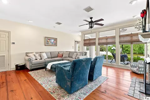 Living - 3375 Deborah Dr, Monroe, LA 71201 photo 2 of 5