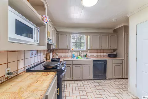 Kitchen - 702 Hinke Dr, Monroe, LA 71203 photo 1 of 2