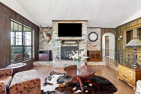 Living - 6402 Cypress Point Dr, Monroe, LA 71203 photo 2 of 4