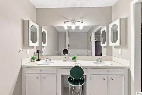 Bath - 6402 Cypress Point Dr, Monroe, LA 71203 photo 1 of 5