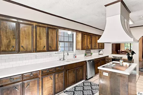 Kitchen - 6402 Cypress Point Dr, Monroe, LA 71203 photo 3 of 5