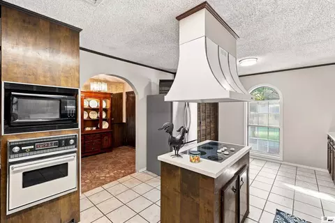 Kitchen - 6402 Cypress Point Dr, Monroe, LA 71203 photo 4 of 5