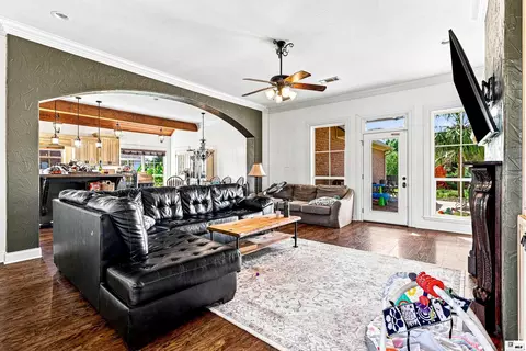 Living - 422 E Frenchmans Bend Rd, Monroe, LA 71203 photo 2 of 2