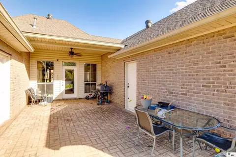 Exterior - 422 E Frenchmans Bend Rd, Monroe, LA 71203 photo 4 of 8