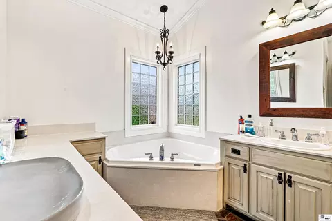 Bath - 422 E Frenchmans Bend Rd, Monroe, LA 71203 photo 3 of 10